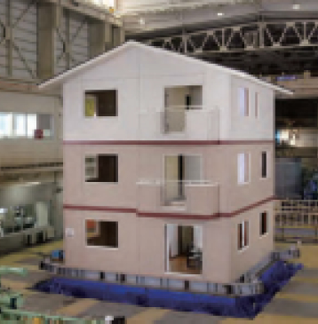 2度にわたる加振後の実験建物